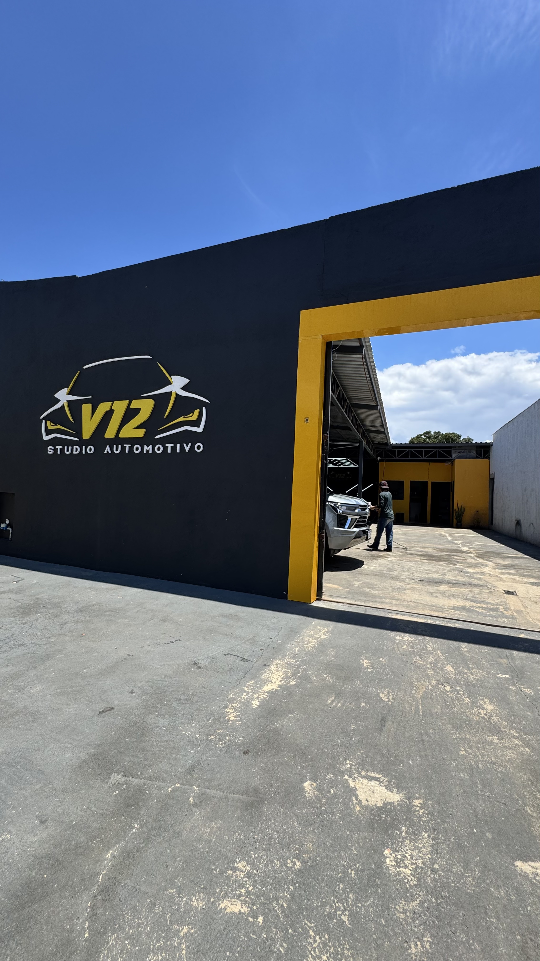 Fachada V12 Studio Automotivo
